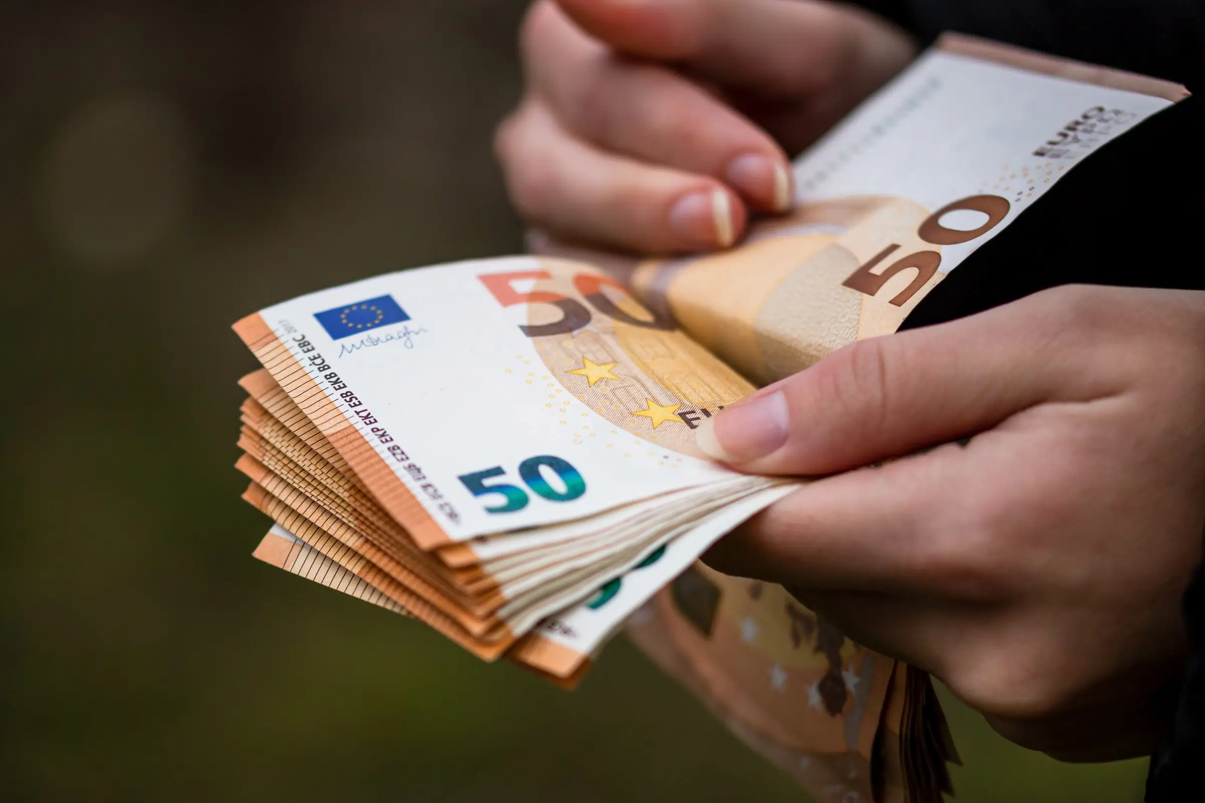 Notas de euro a serem contadas